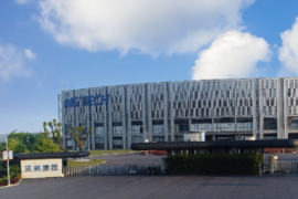 國(guó)內(nèi)首條8.6代OLED玻璃基光刻蝕精加工項(xiàng)目主樓封頂